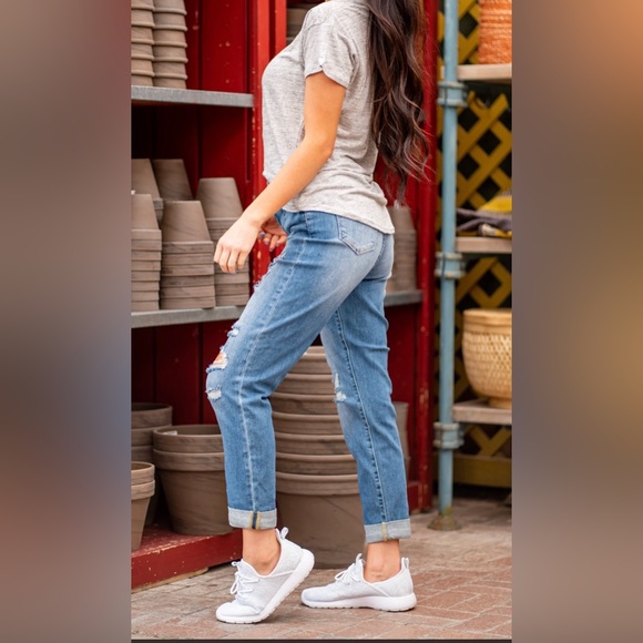 NWT JUDY BLUE High Rise Boyfriend Distressed Light Wash Jeans - Picture 12 of 16